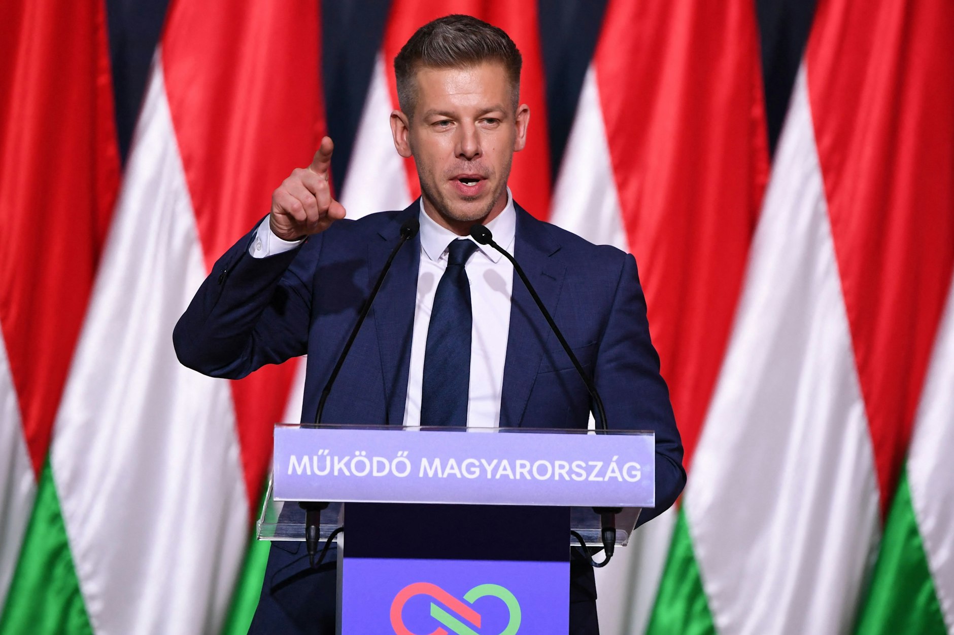 Kurz vor der Wahl in Ungarn, übernimmt der oppositionelle Peter Magyar zentrale Positionen des Amtsinhabers Victor Orbán.