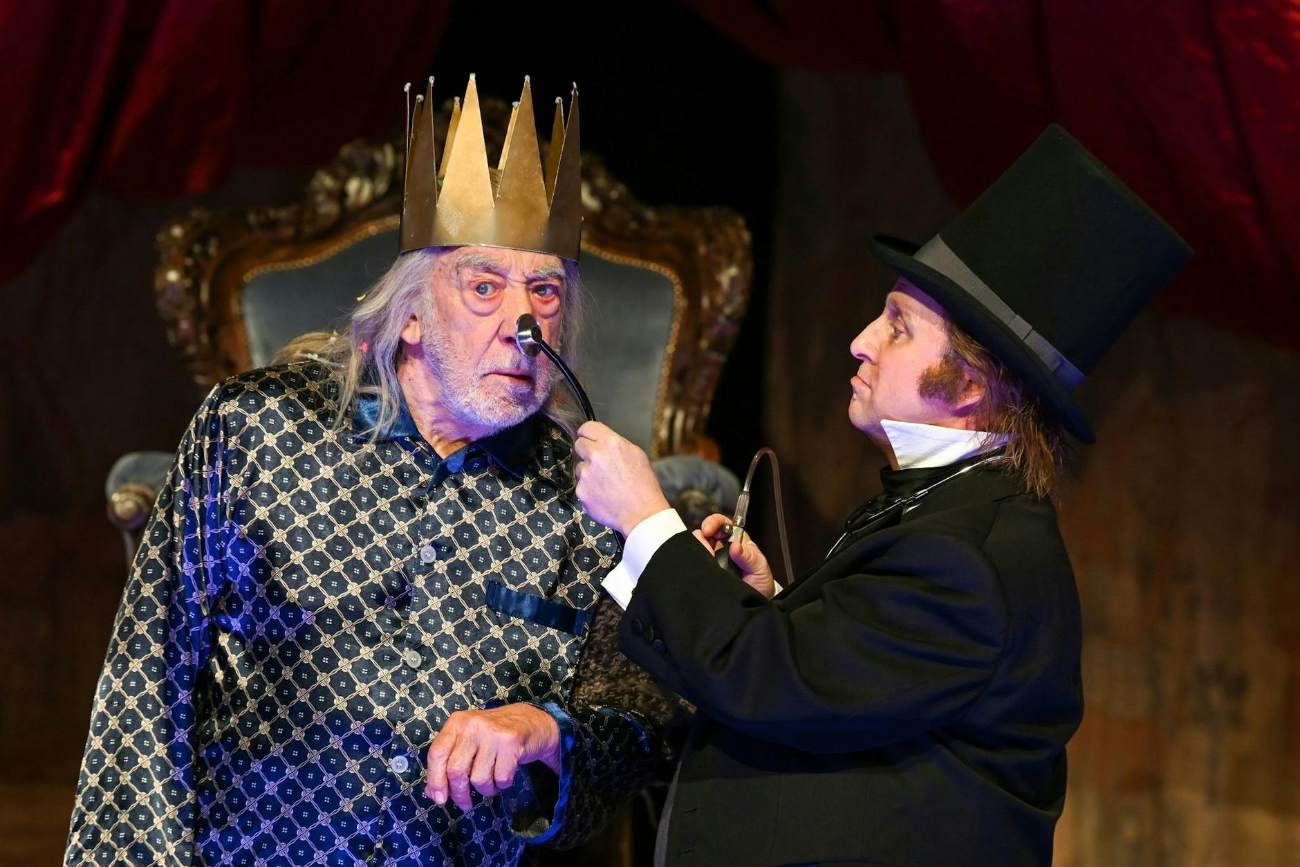 Dieter Hallervorden (l.) im Stück "Der König stirbt" als König.