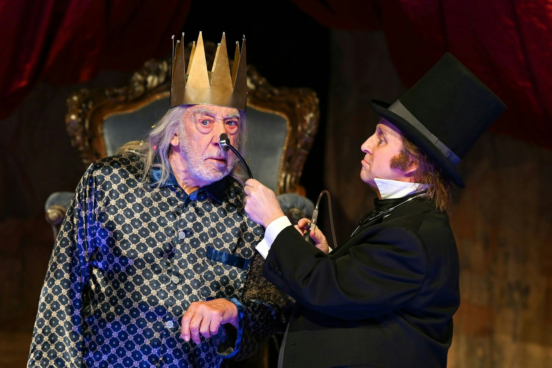 Dieter Hallervorden (l.) im Stück "Der König stirbt" als König. 