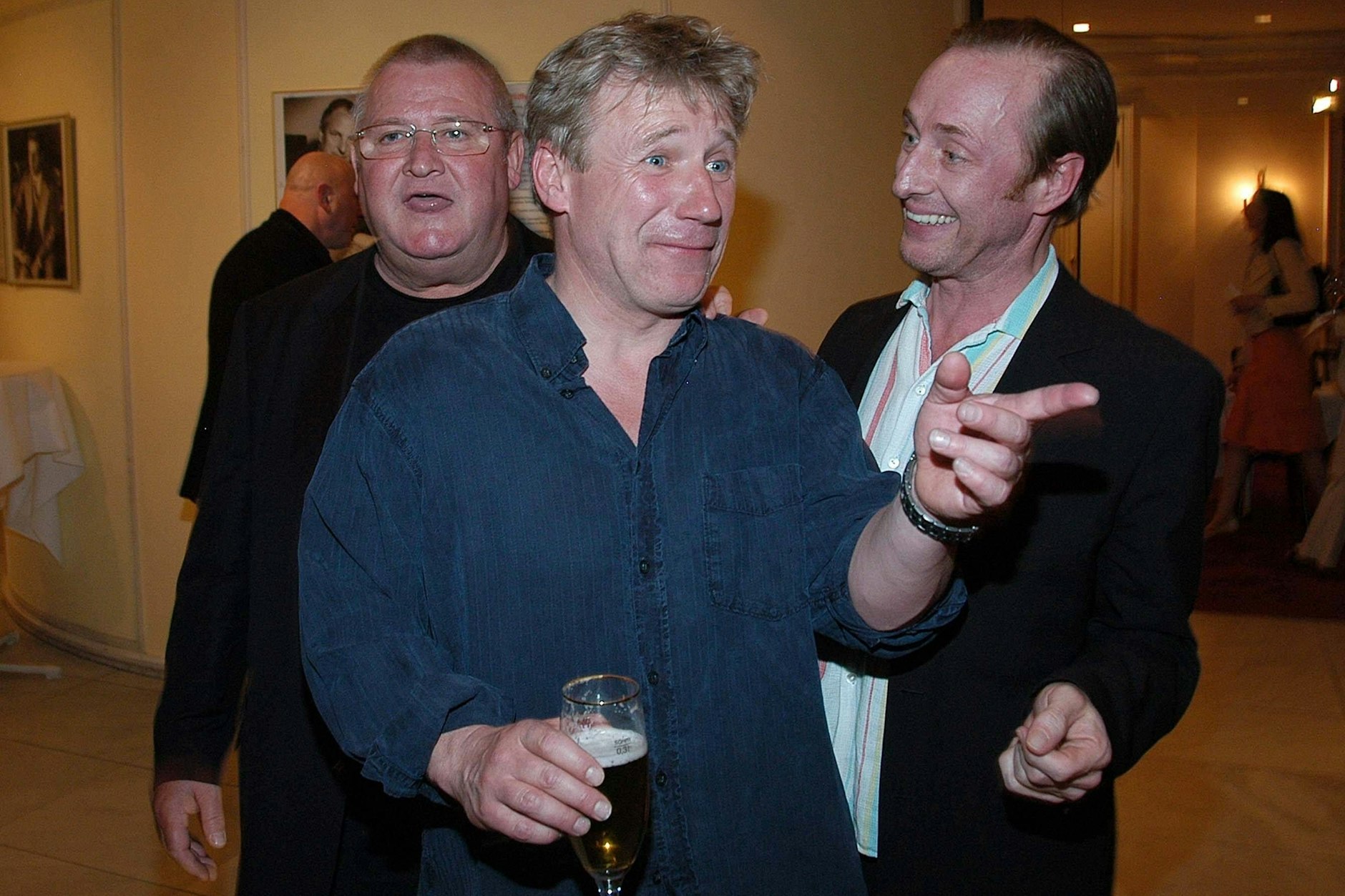 Die Schauspieler Horst Krause, Jörg Schüttauf und ihr Kollege Wilfried Hochholdinger bei einer Theaterpremiere im Jahr 2006 in Berlin.