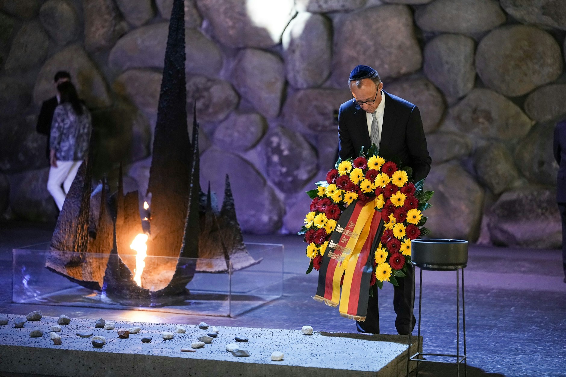 Bundeskanzler Friedrich Merz bei der Kranzniederlegung in der Holocaust-Gedenkstätte Yad Vashem in Jerusalem während seines Antrittsbesuchs in Israel.