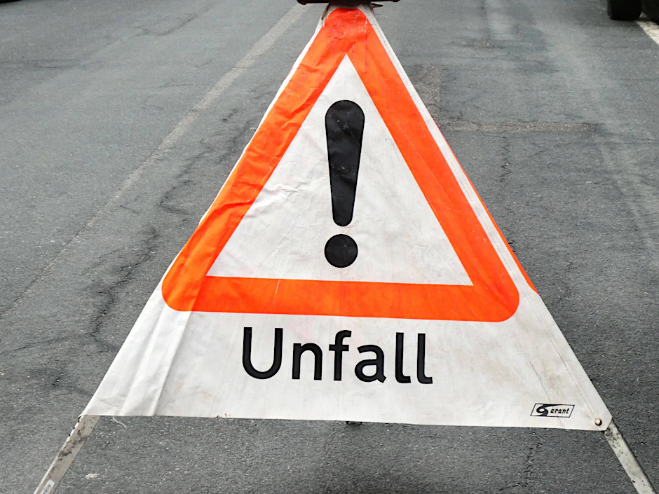 Auf der Bundesstraße 102 in Potsdam-Mittelmark hat es einen tödlichen Unfall gegeben (Symbolbild).