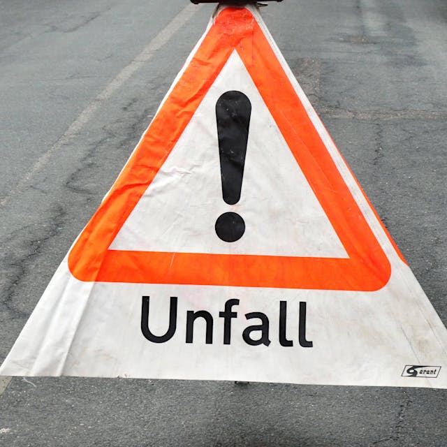 Person stirbt bei Unfall mit Lkw auf Bundesstraße 102