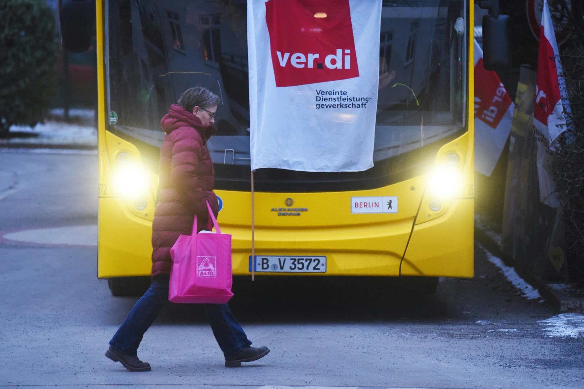 Nichts geht mehr: Am 2. Februar 2026 legte der erste Warnstreik im laufenden Tarifstreit große Teile des Nahverkehrs 24 Stunden lahm.
