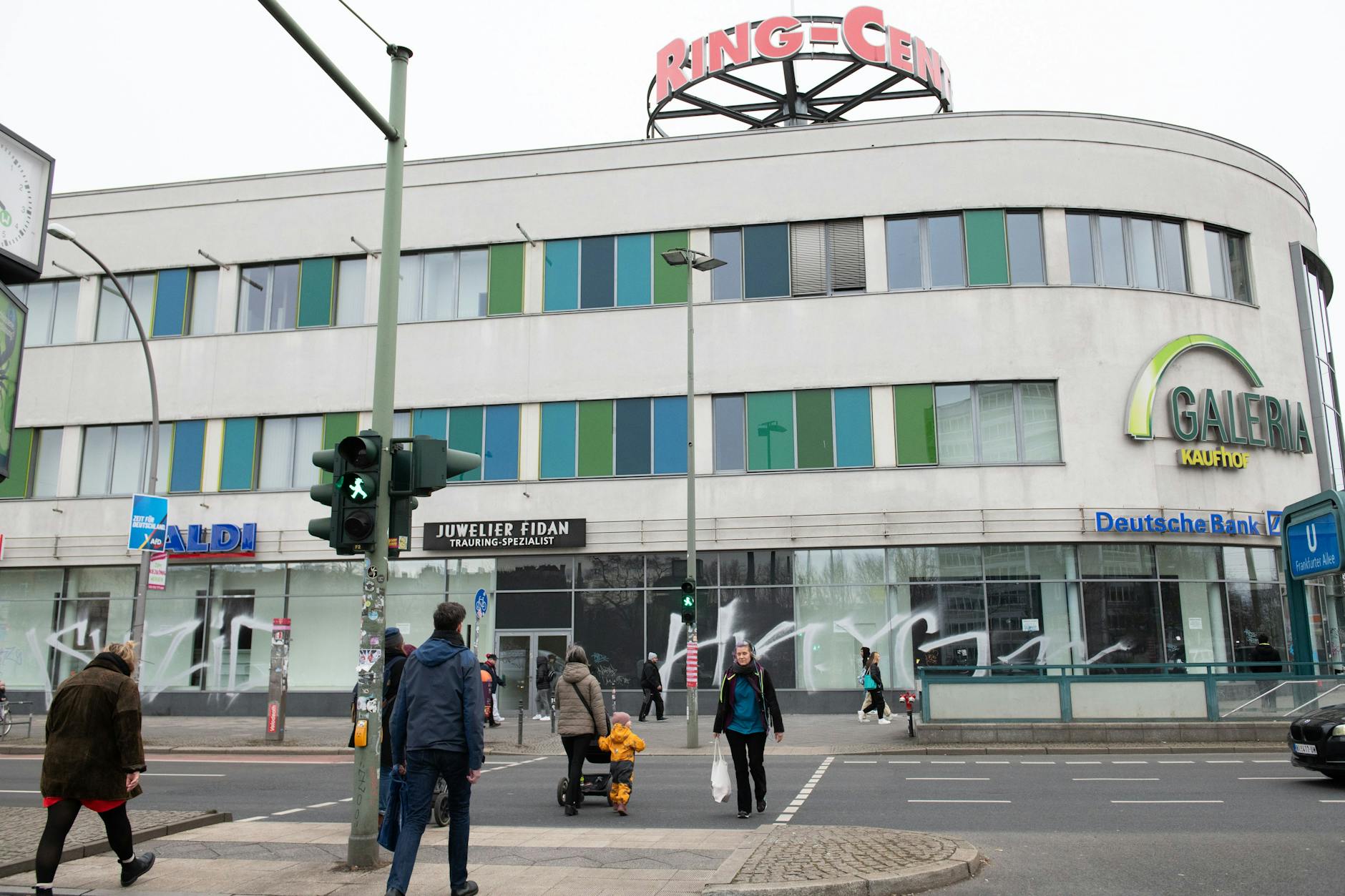 Im Ringcenter in der Frankfurter Allee wird die Eröffnung der Woolworth-Filiale verschoben.