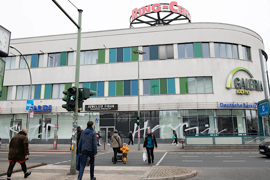 Im Ring-Center in der Frankfurter Allee wird die Eröffnung der Woolworth-Filiale verschoben.