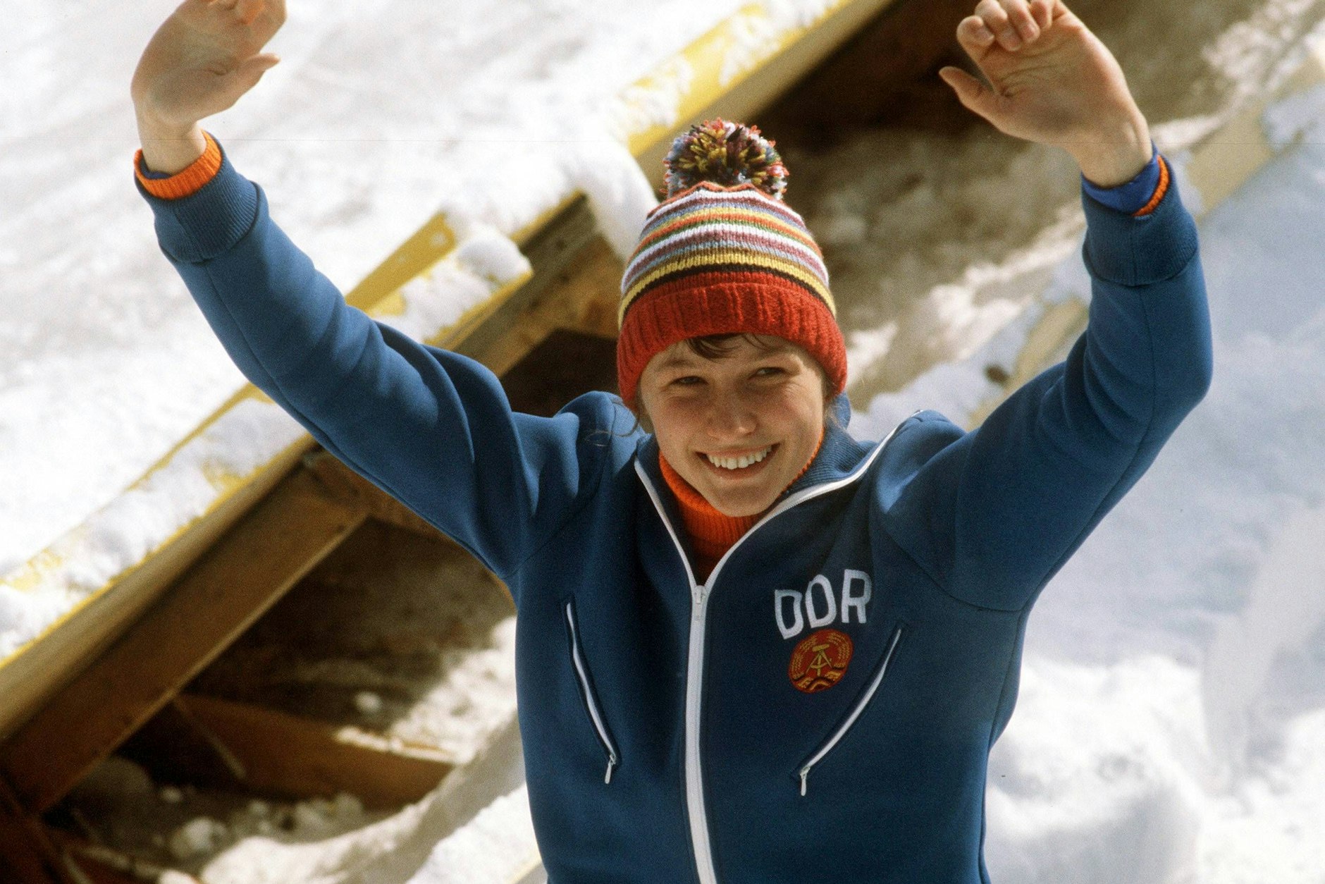 Karin Enke startet gut gelaunt bei den Olympischen Spielen 1980 in Lake Placid und gewinnt Gold über die 500 Meter.