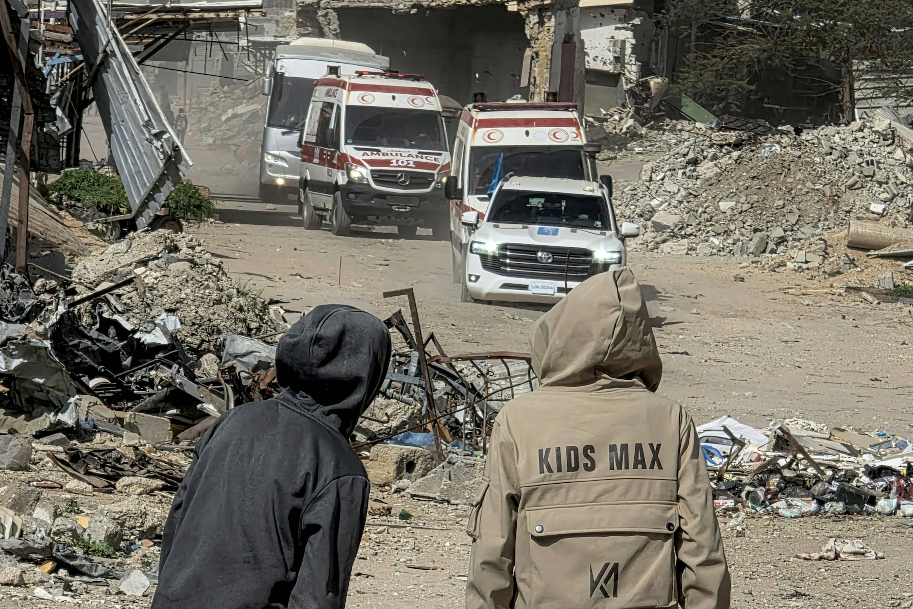 Evakuierung über Rafah: Schwerkranke und verletzte Palästinenser werden aus Khan Yunis zum Grenzübergang Rafah gebracht.