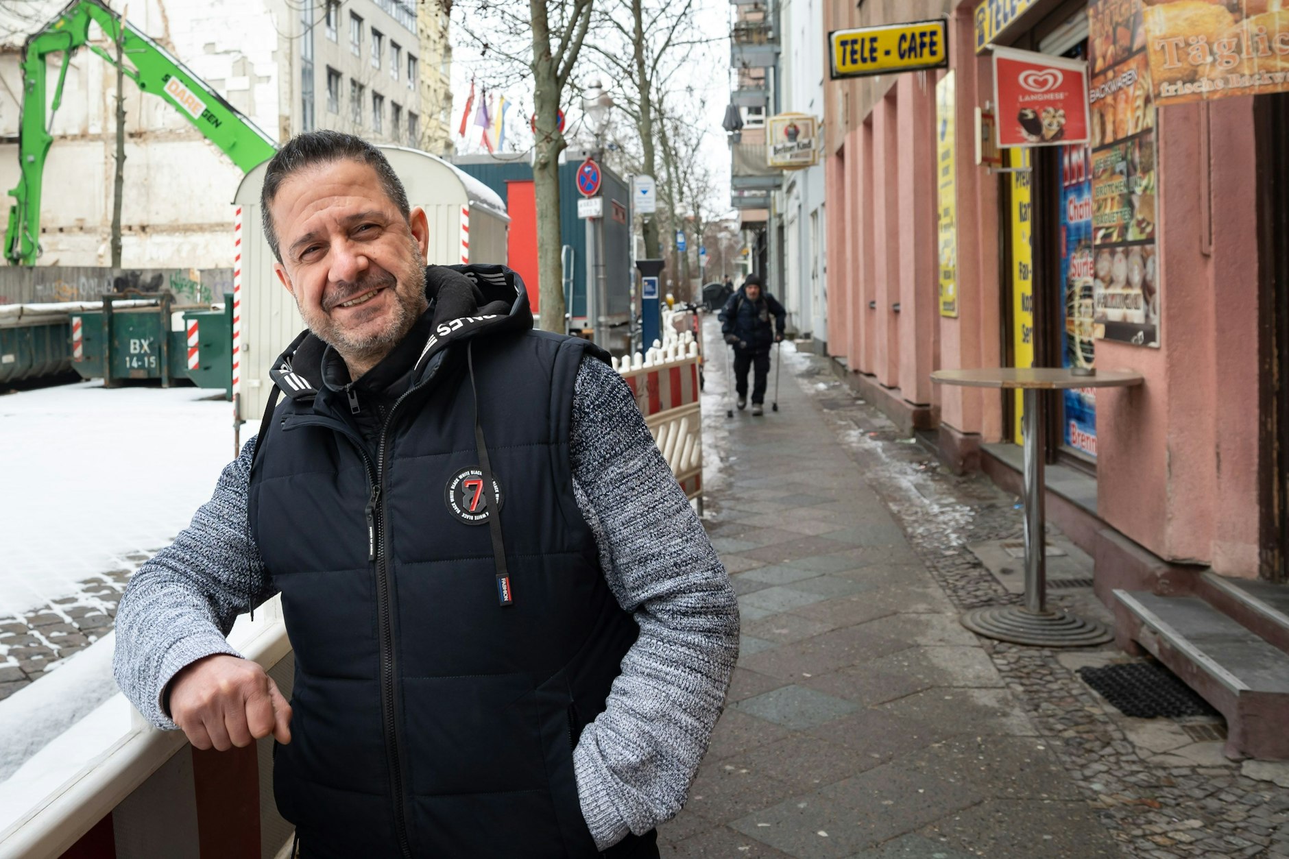 Hasan Özmen freut sich, wenn die Straße vor seinem Laden endlich wieder frei ist. Mit seinem kleinen Laden kommt er kaum über die Runden.