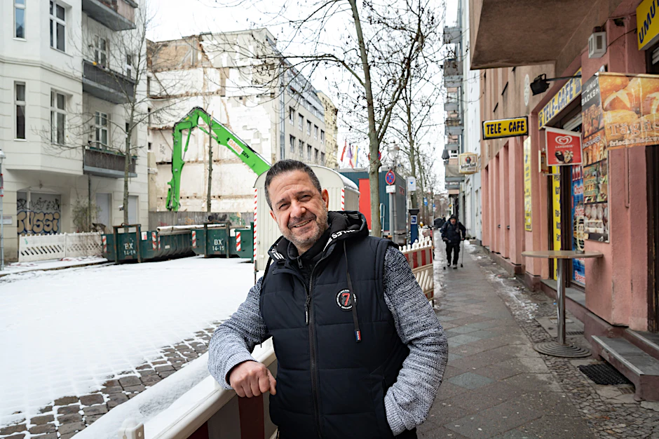 Hasan Özmen freut sich, wenn die Straße vor seinem Laden endlich wieder frei ist. Mit seinem kleinen Laden kommt er kaum über die Runden.