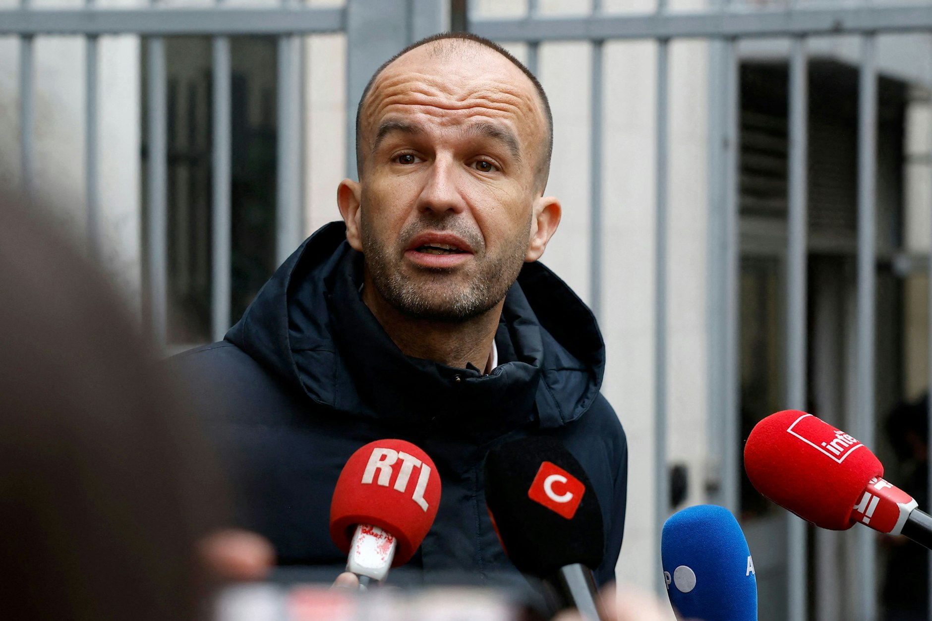 LFI-Koordinator Manuel Bompard trat nach der Evakuierung der Parteizentrale vor die Presse.