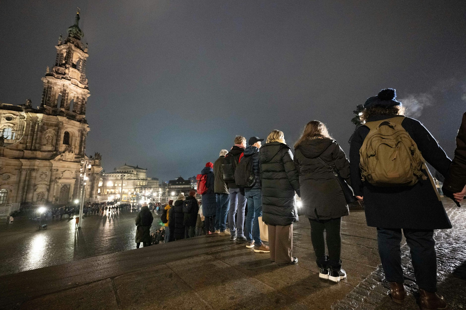 Menschenkette auf der Brühlschen Terrasse vor der Katholische Hofkirche zum 81. Jahrestag der Zerstörung Dresdens 1945.