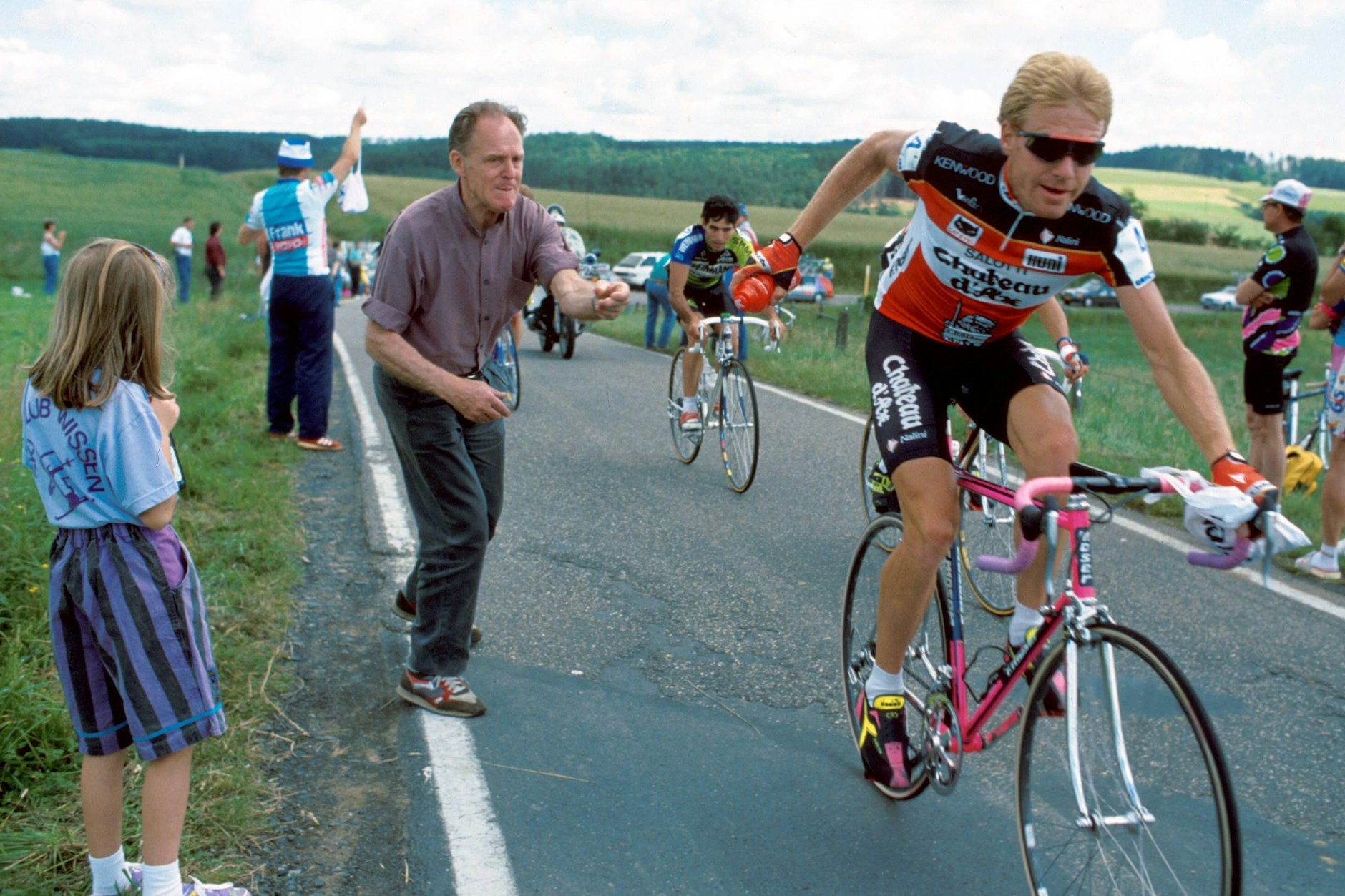Jan Schur (r.) setzte die Familien-Tradition auf dem Rad fort, bekommt hier vom Papa Täve bei einem Rennen 1990 eine Trinkflasche. 