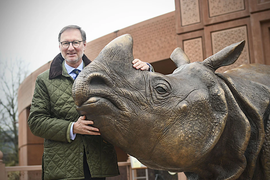 Tierpark- und Zoo-Chef Andreas Knieriem mit der Nashorn-Skulptur am Zoo Berlin.