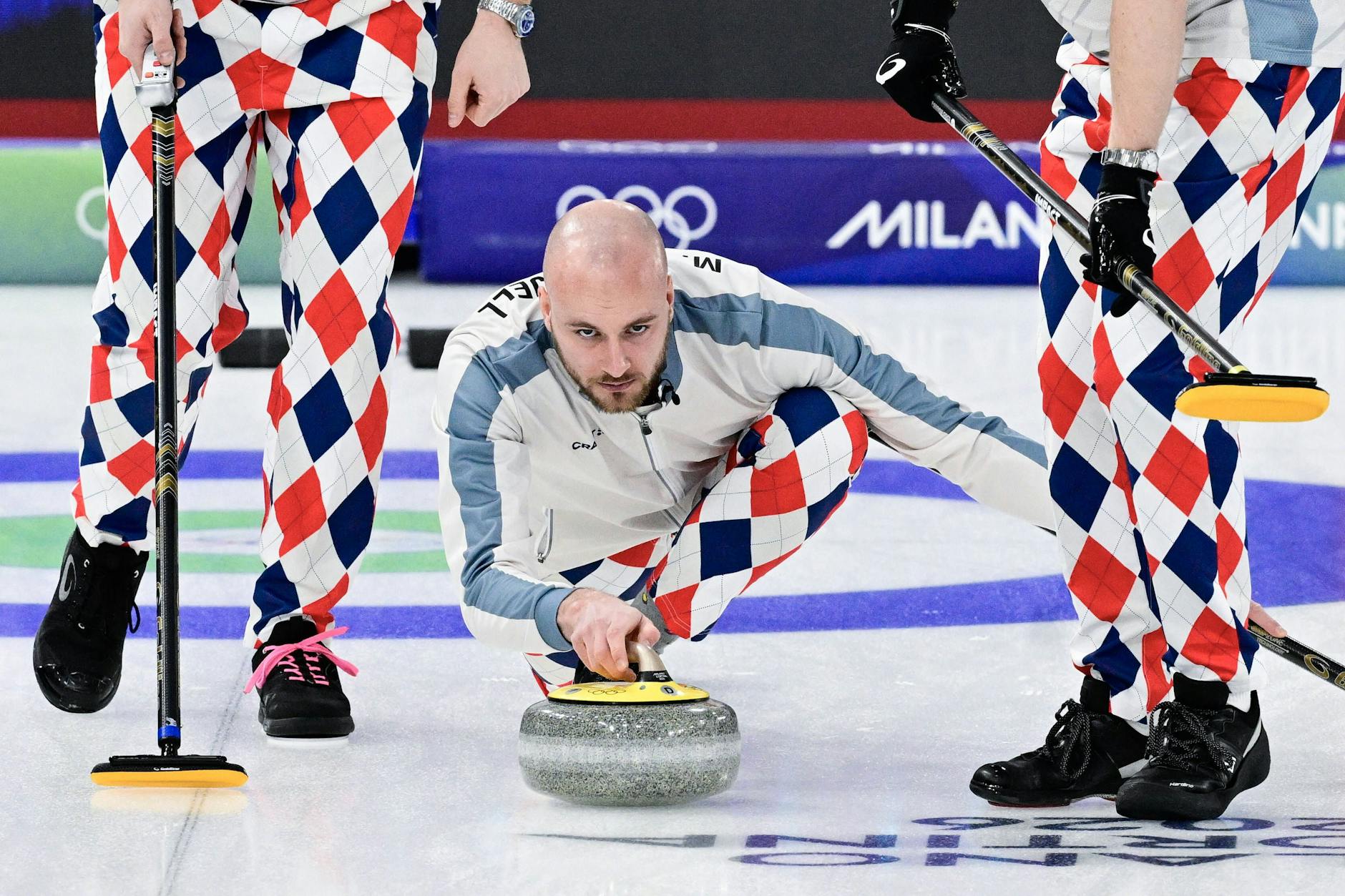 Das norwegische Curling-Team um Magnus Ramsfjell trat im Spiel gegen Schweden in den markanten Hosen an.