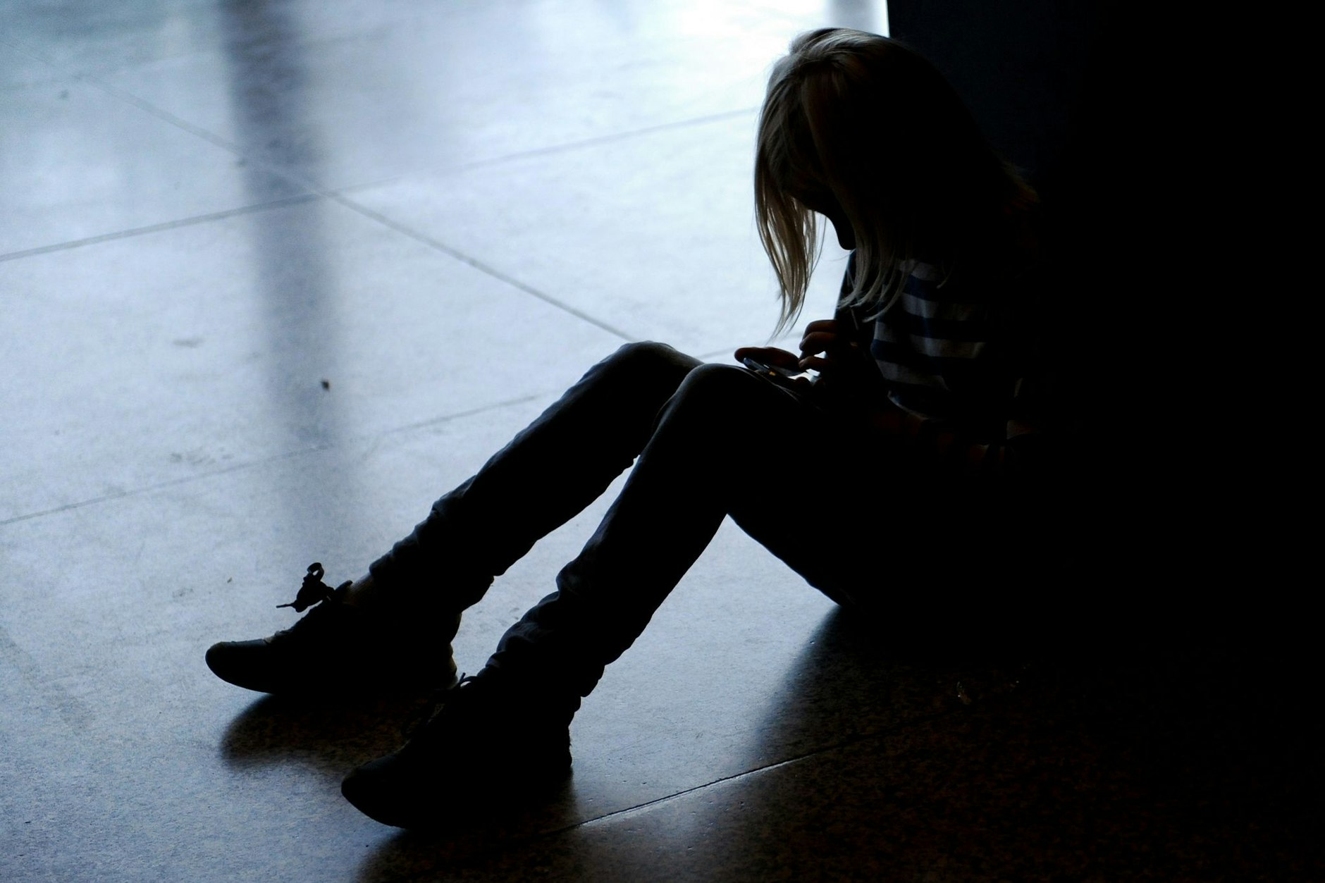 Ein Mädchen sitzt ängstlich auf dem Boden: In London beuten kriminelle Banden vor allem verletzliche Mädchen aus.