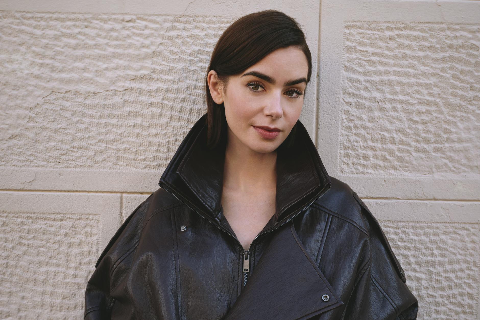 Schwarz, Leder, Oversize: Emily in Berlin passt sich stilistisch der Hauptstadt an.