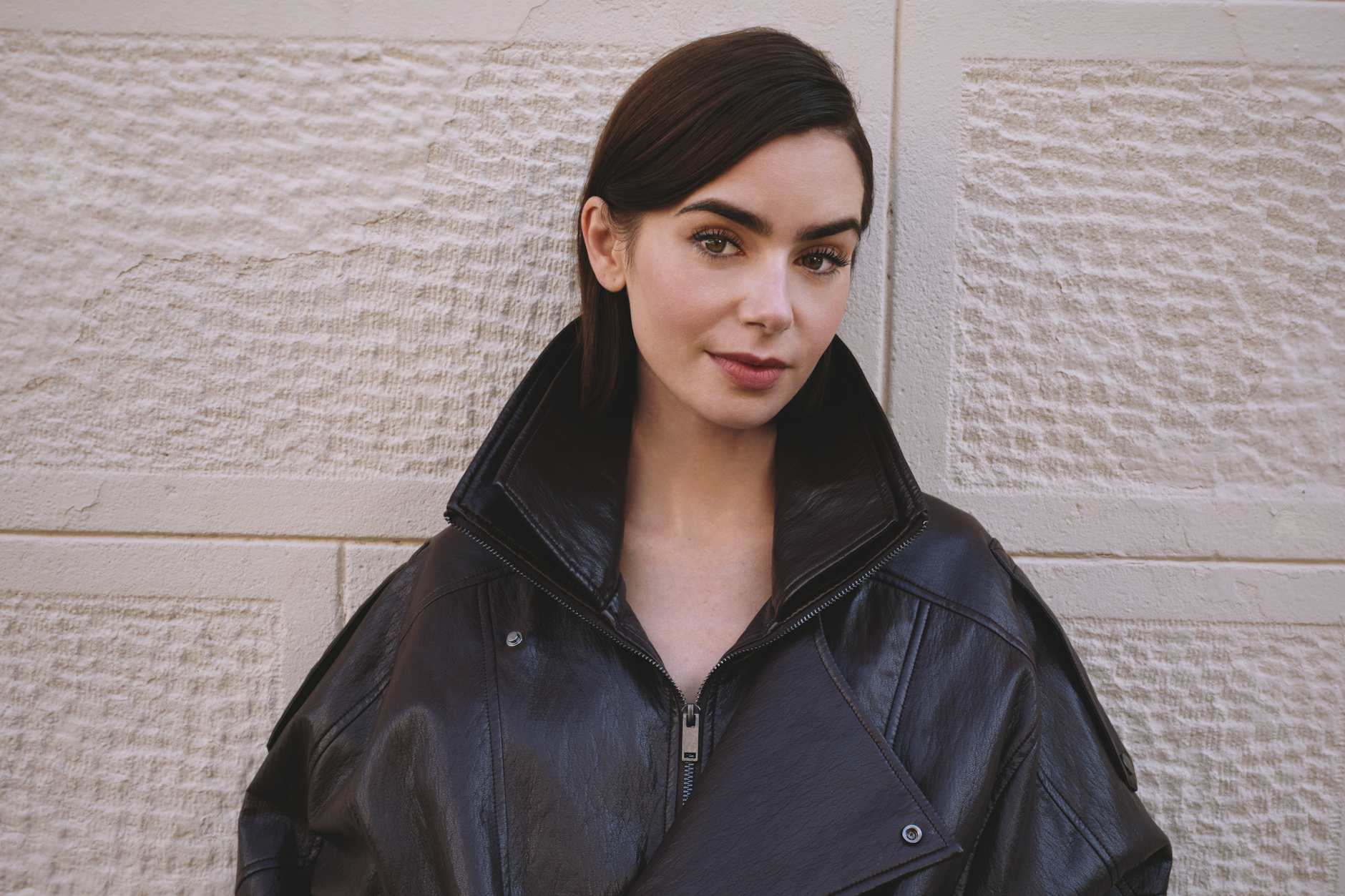 Schwarz, Leder, Oversize: Emily in Berlin passt sich stilistisch der Hauptstadt an.