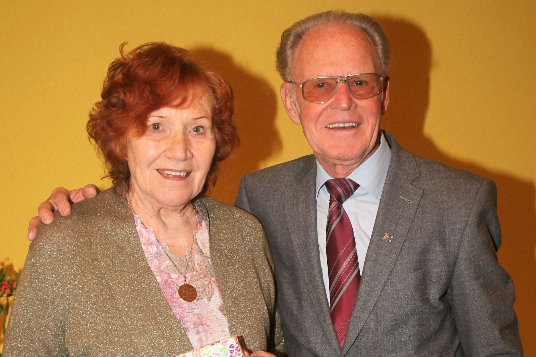 Radsportlegende Gustav-Adolf-Täve-Schur mit Ehefrau Renate bei einer Festveranstaltung zu Ehren seines 85. Geburtstages.