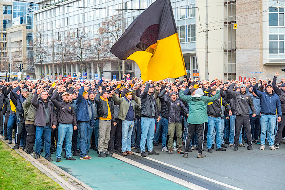 Bei der großen Fußballfandemo in Leipzig im November 2025 blieben die Fans von Dynamo Dresden friedlich. Doch das ist nicht immer so.