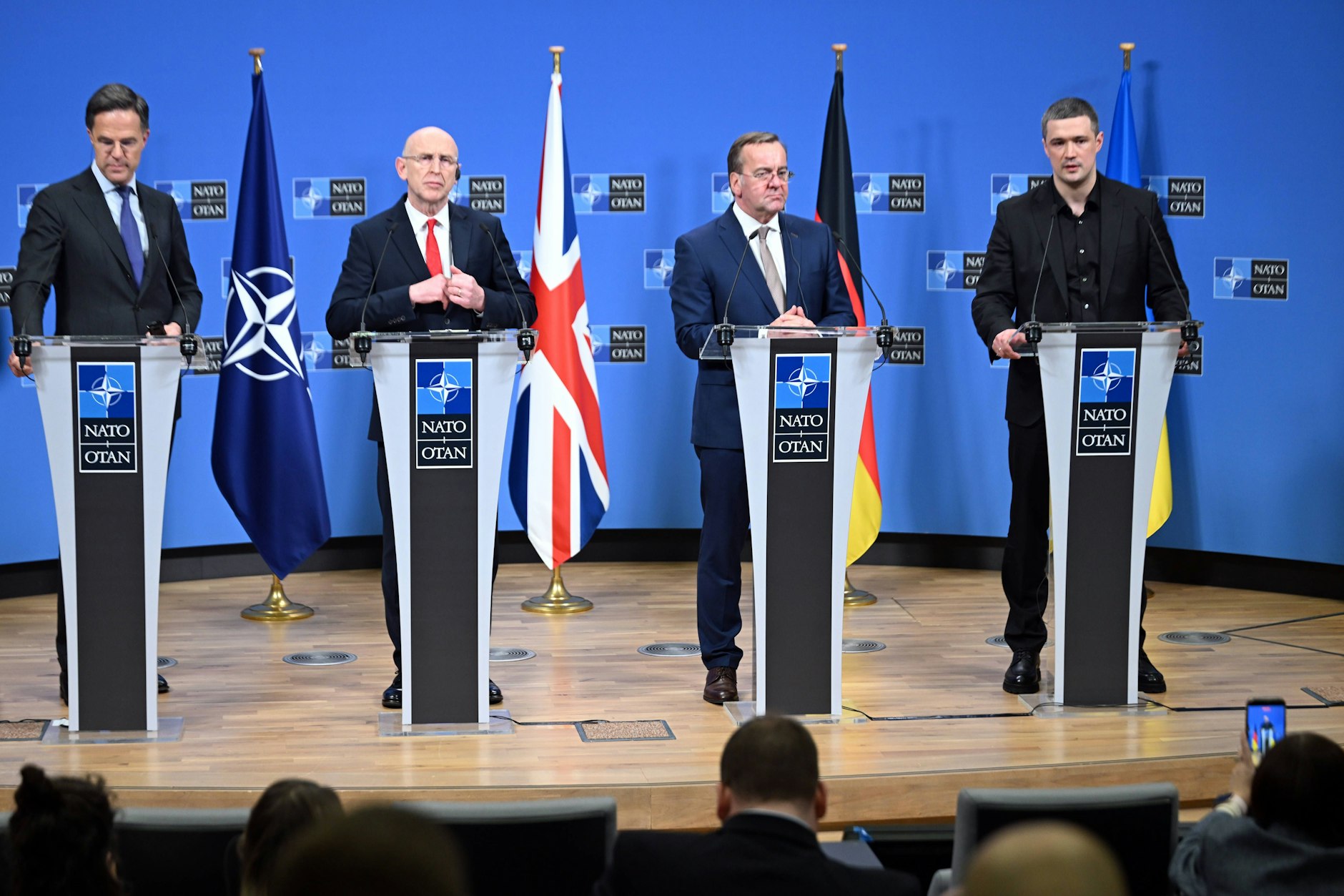 Mark Rutte, Boris Pistorius sowie die Verteidigungsminister der Ukraine und Großbritanniens treten nach Beratungen zur militärischen Koordinierung im Ukraine-Krieg vor die Presse.