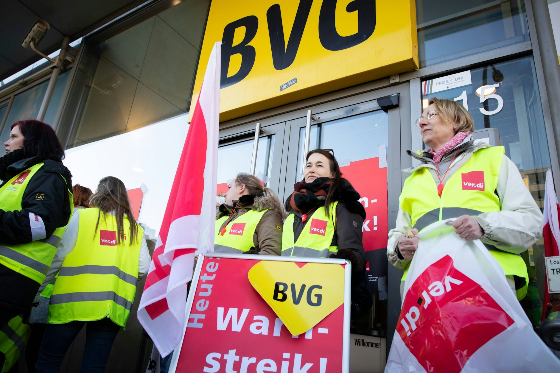 Gibt es neuen Streik bei der BVG? Es könnte dazu kommen, dass die Mitarbeiter des Unternehmen wieder die Arbeit niederlegen.