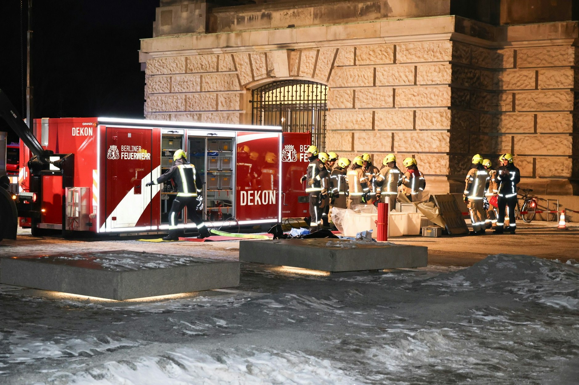 Die Feuerwehr hat vor dem Gebäude eine Dekontaminationsanlage aufgebaut.