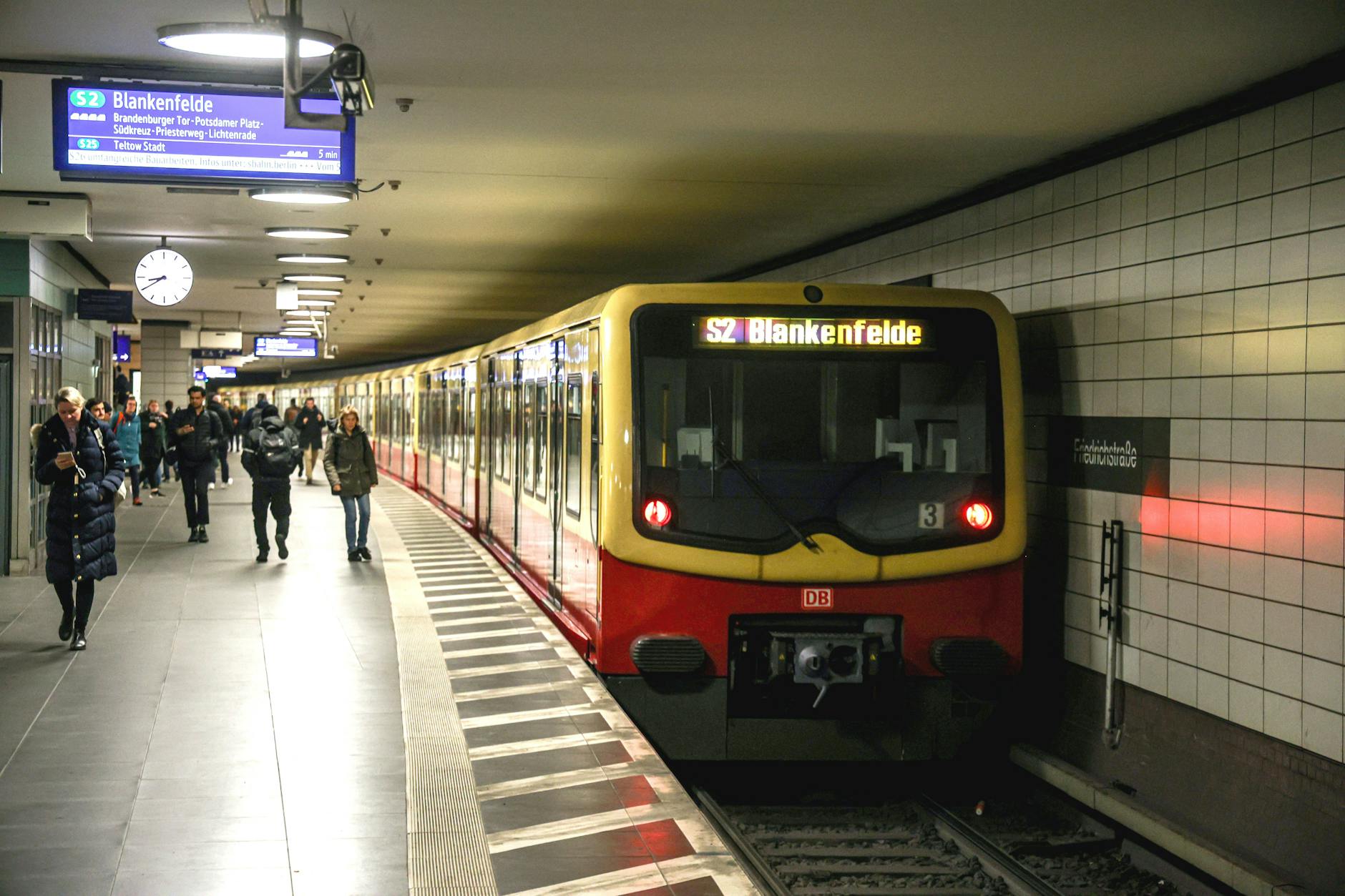 Gleich mehrere S-Bahn-Linien am Bahnhof Friedrichstraße sind von Störungen betroffen. Die S2 fährt momentan nur zwischen Blankenfelde und Potsdamer Platz sowie zwischen Nordbahnhof und Buch/Bernau.
