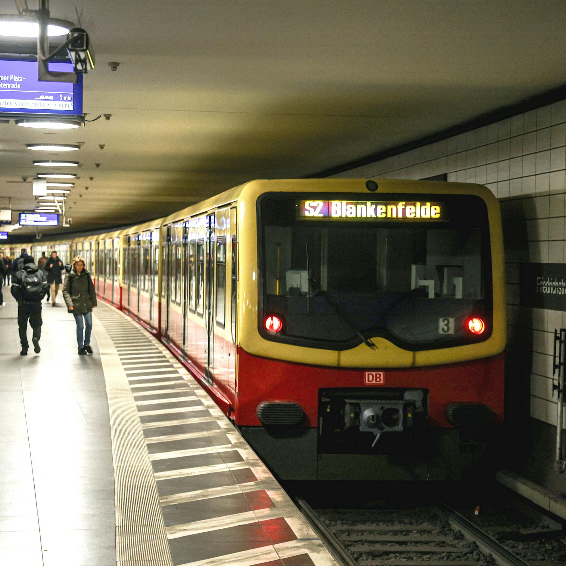 Schienenbruch am Bahnhof Friedrichstraße bremst vier S-Bahnlinien aus