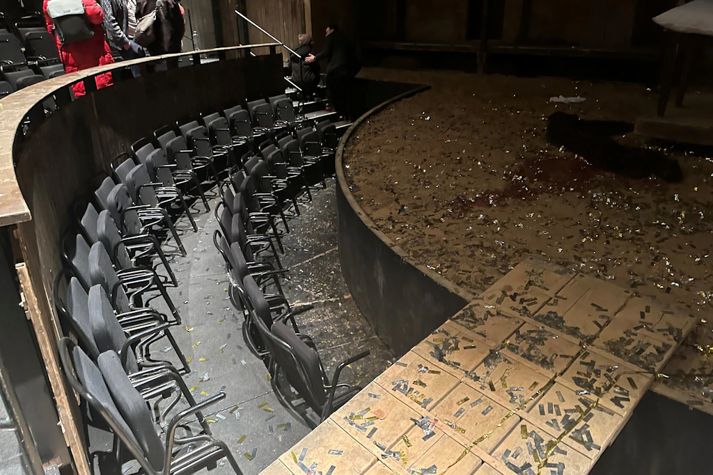 Die Stelle im Zuschaueraum der Schaubühne, wo die Zuschauerin verletzt wurde, unmittelbar nach dem Zwischenfall.