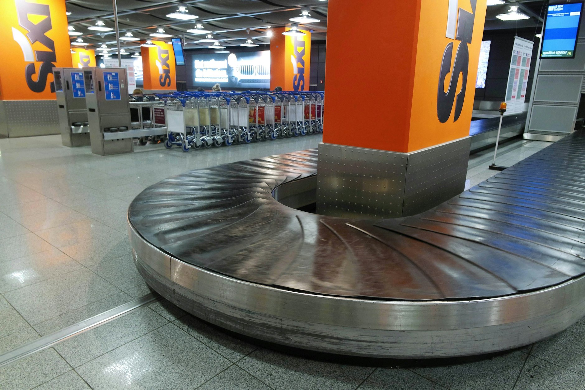 Im Ankunftsbereich des Terminals setzte sich die Frau mit aufs Gepäckband.