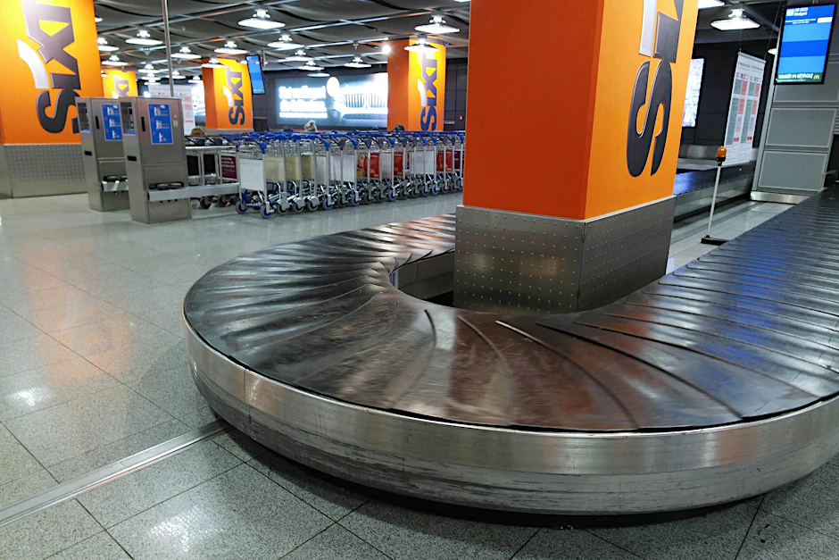 Im Ankunftsbereich des Terminals setzte sich die Frau mit aufs Gepäckband.