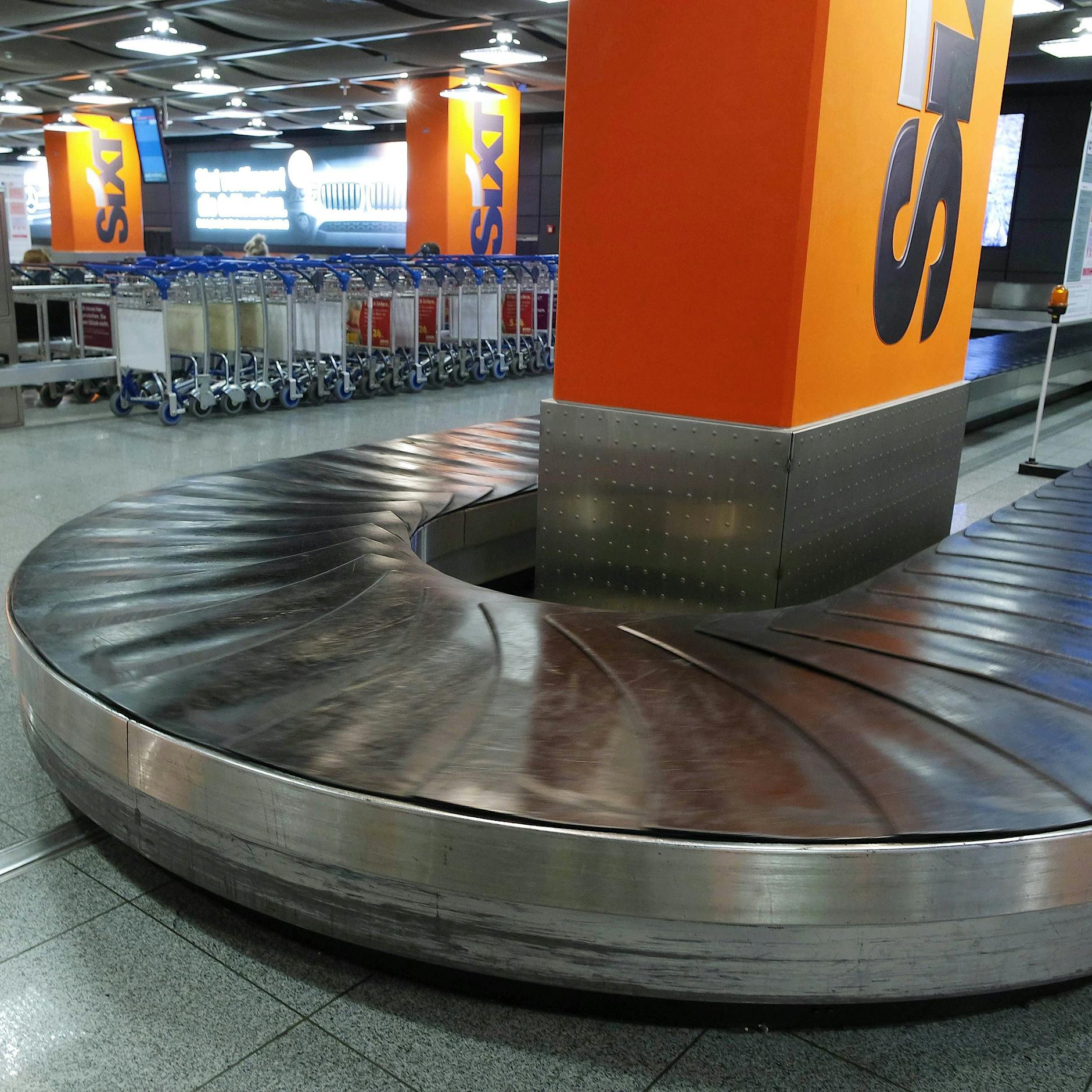 TikTokerin fährt auf Gepäckband am Flughafen mit