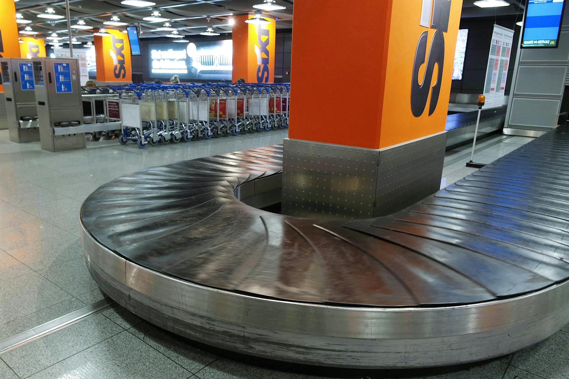 TikTokerin fährt auf Gepäckband am Flughafen mit