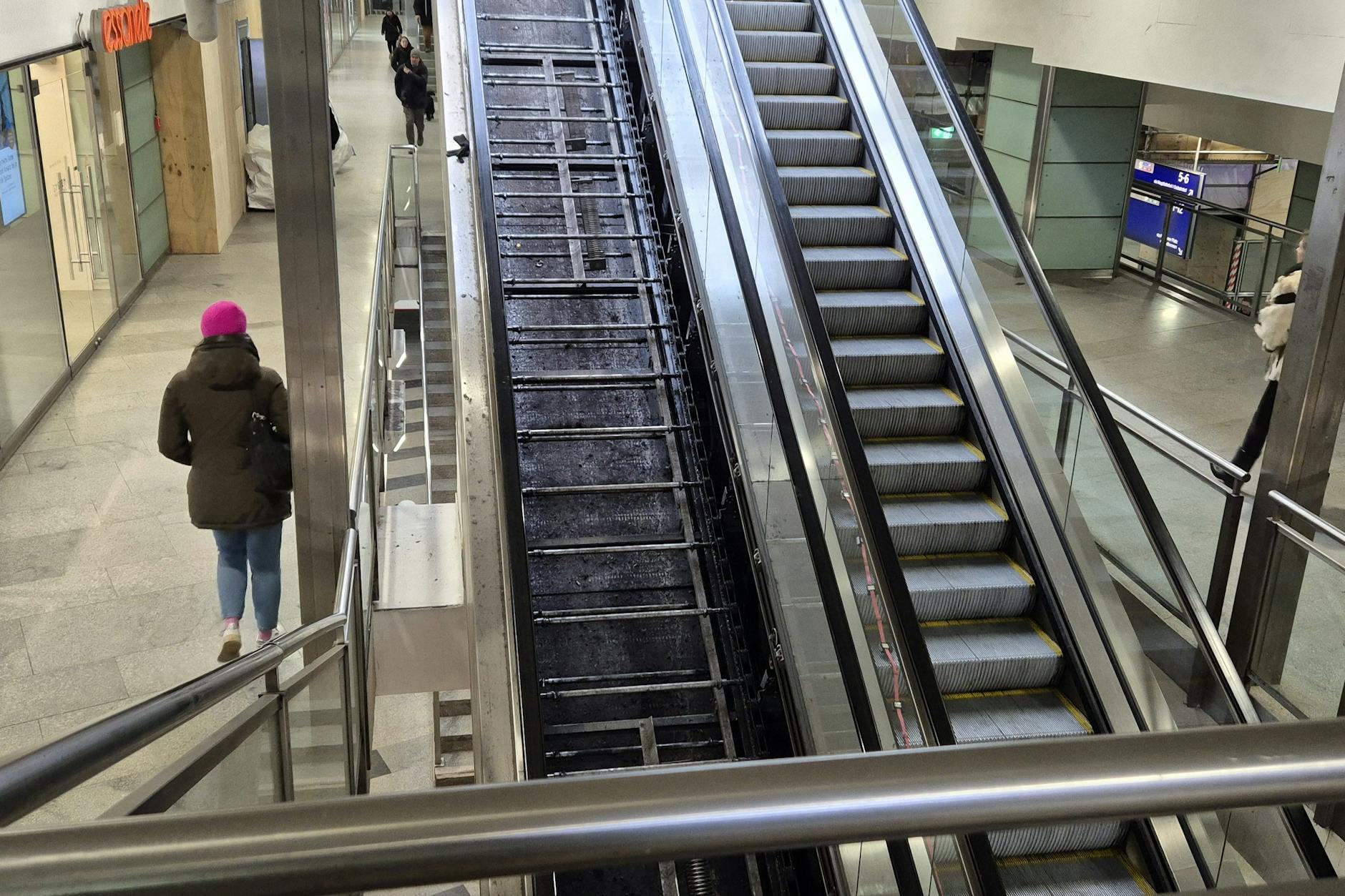 Am Bahnhof Friedrichstraße laufen Reparaturarbeiten an der Rolltreppe zwischen Stadt-S-Bahn und Nord-Süd-Bahn.