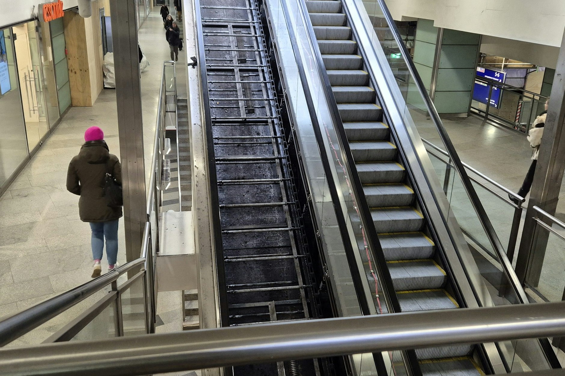 Am Bahnhof Friedrichstraße laufen Reparaturarbeiten an der Rolltreppe zwischen Stadt-S-Bahn und Nord-Süd-Bahn.