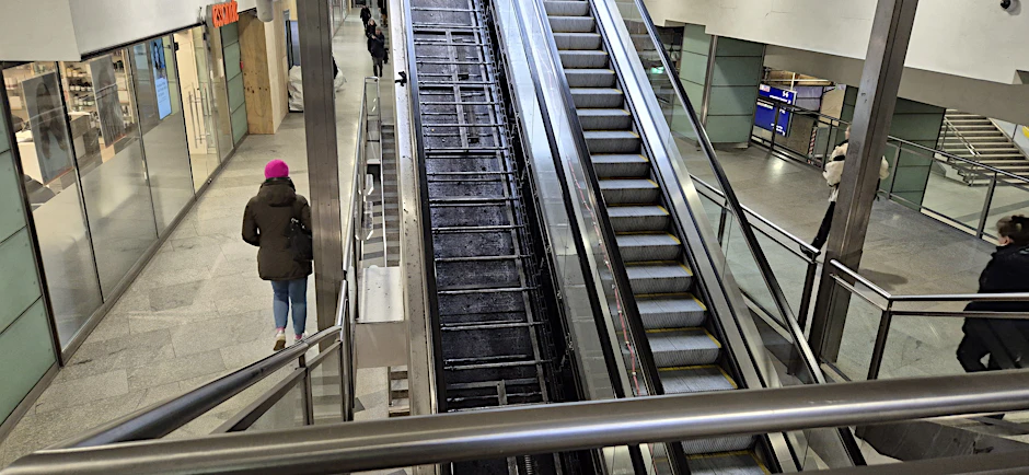 Am Bahnhof Friedrichstraße laufen Reparaturarbeiten an der Rolltreppe zwischen Stadt-S-Bahn und Nord-Süd-Bahn.