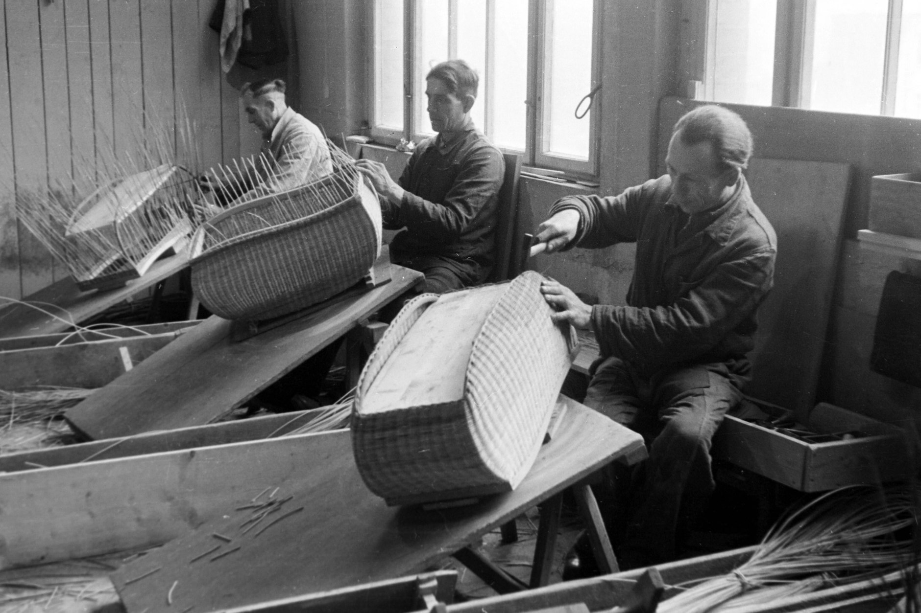 Kinderwagenfabrik ZEKIWA Zeitz: Arbeiter beim Flechten des Kinderkorbs 1948.