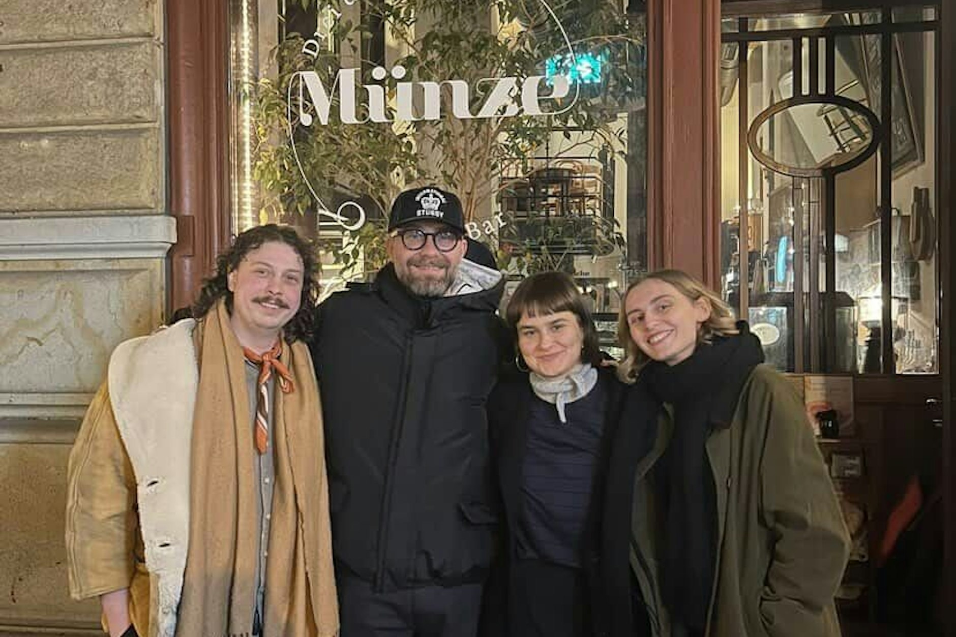 Sie trafen sich alle in Leipzig: (v.l.) Tom Deibel-Shaw (Betreiber der Münze), Mark Forster, Yael Burchak und ihre beste Freundin Lena Rudolf.