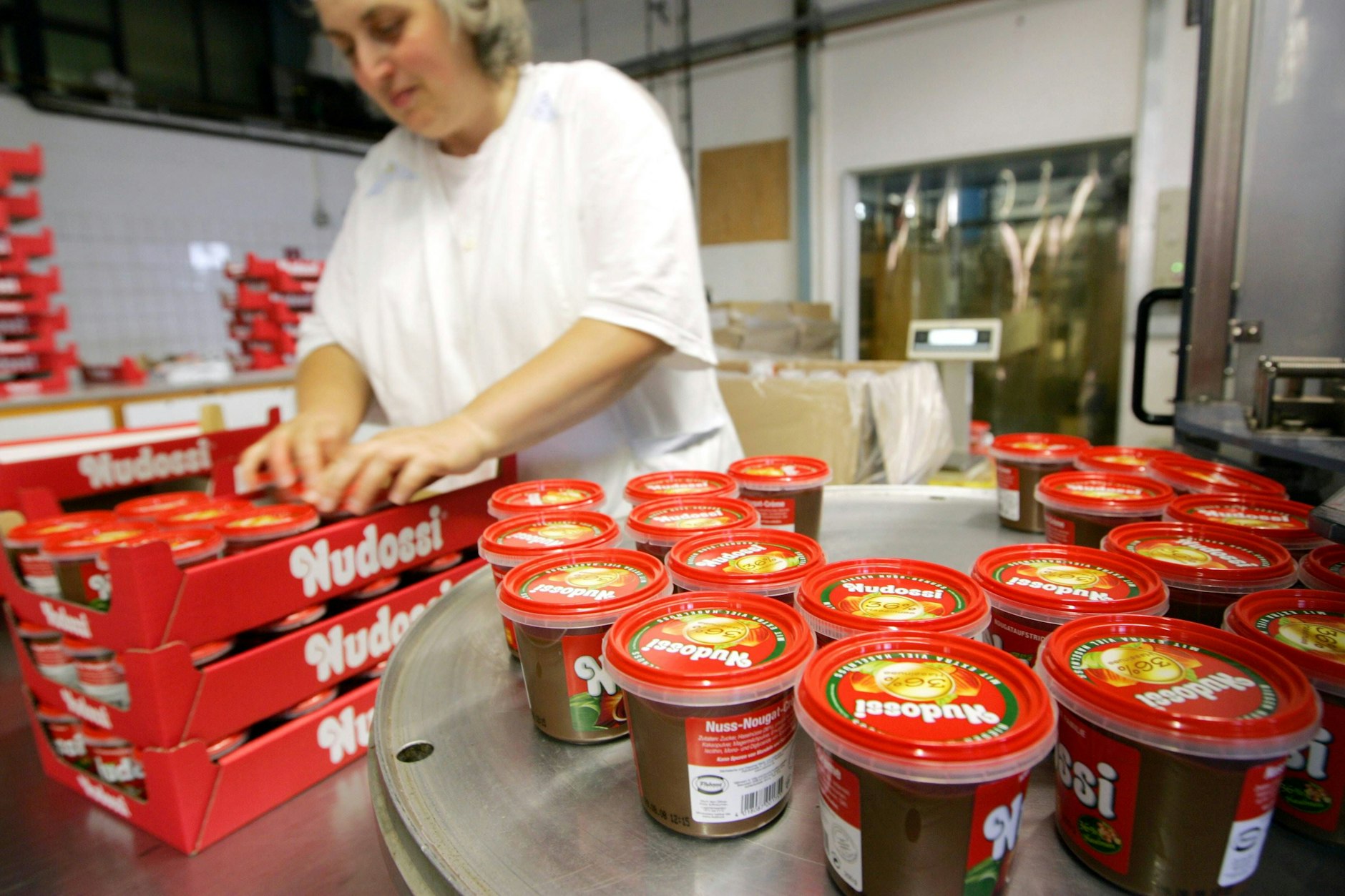 Nach der Wende wurde die Produktion von Nudossi eingestellt, doch inzwischen läuft die Nuss-Nougat-Creme, die es schon in der DDR gab, wieder vom Band.