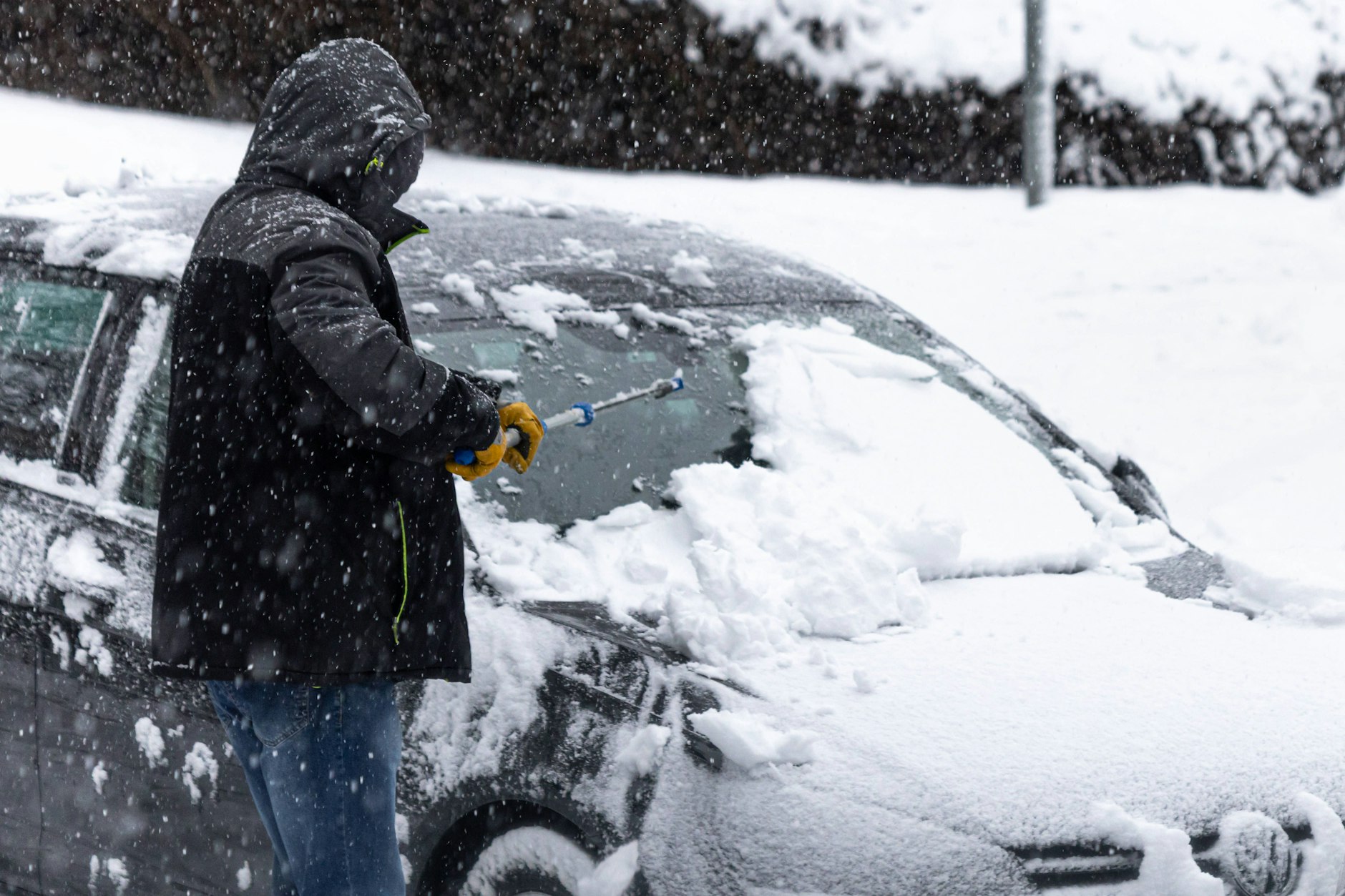 Viele Autofahrer dürften vom Winter ordentlich die Nase voll haben. Ein letztes Mal werden sie am Freitag in einigen Regionen Deutschlands ihre Wagen vom Schnee befreien müssen.