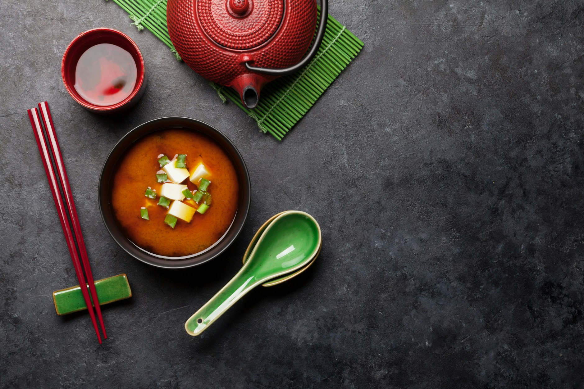 Made in Japan: Wer könnte schon zu einer Miso-Suppe und einer Tasse grünen Tees Nein sagen?