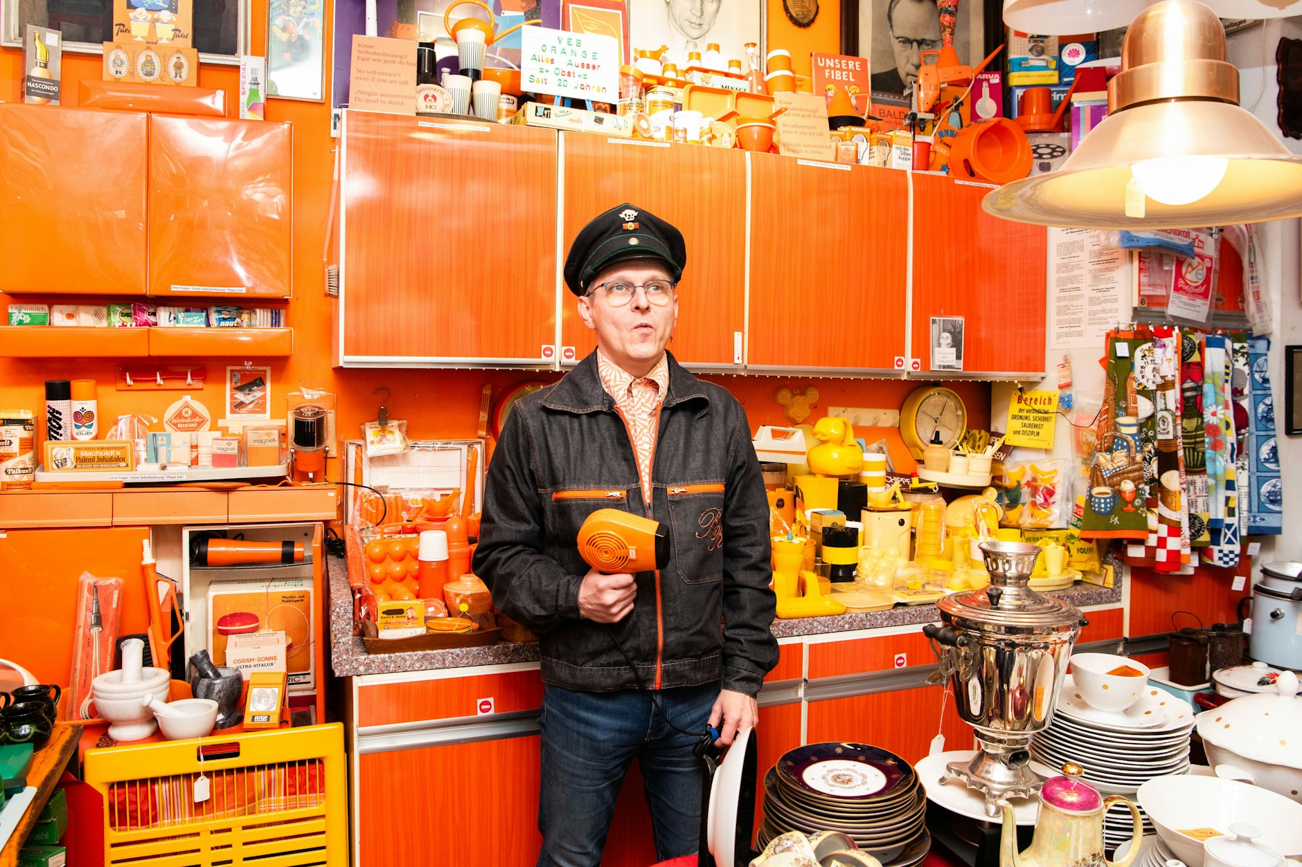 Mario Schubert betreibt den Laden VEB Orange in Prenzlauer Berg.