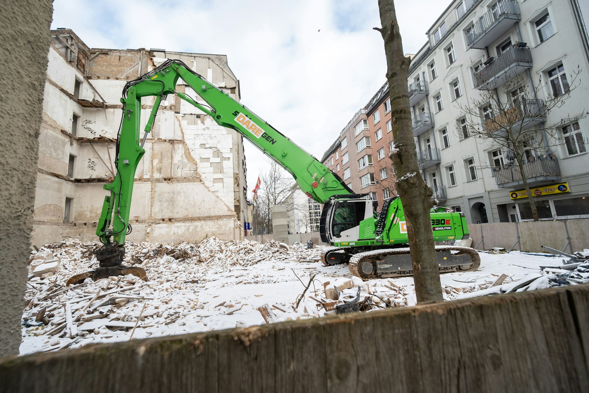 Wegen der Kälte ruhen die Abrissarbeiten derzeit. Mitte März soll die Straße aber wieder befahrbar sein.