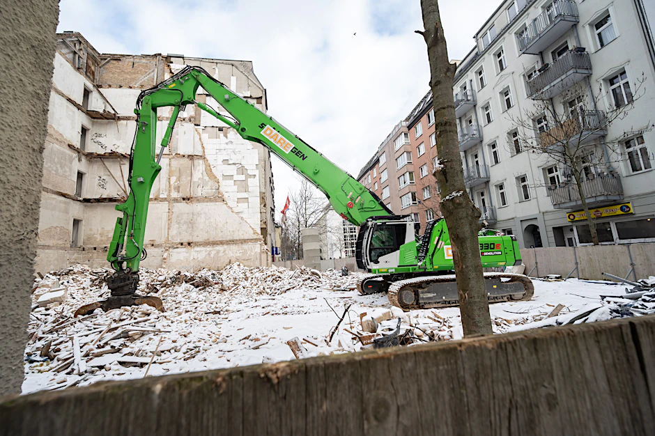 Wegen der Kälte ruhen die Abrissarbeiten derzeit. Mitte März soll die Straße aber wieder befahrbar sein.