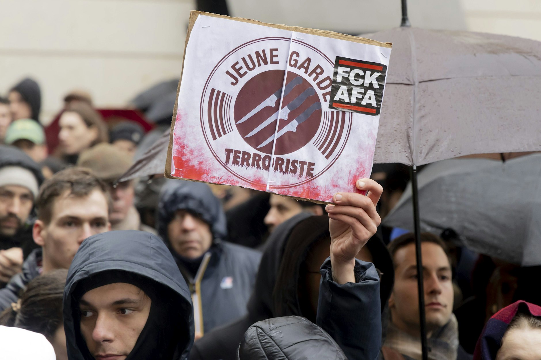 Das linksextremistische Symbol der „Jeune Garde“ auf einer Demo in Lyon