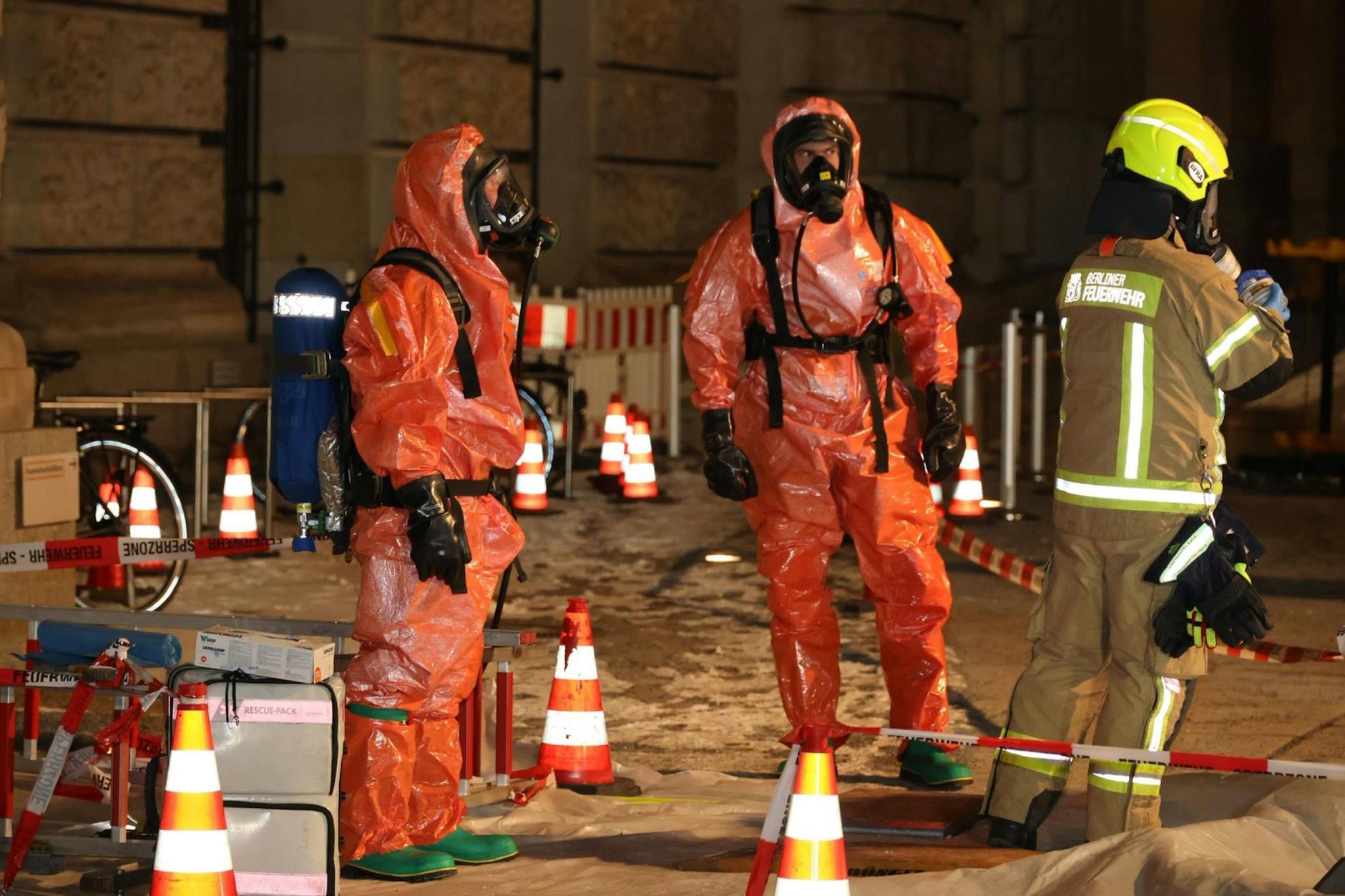 Die Einsatzkräfte der Feuerwehr mussten volle Schutzmontur tragen.