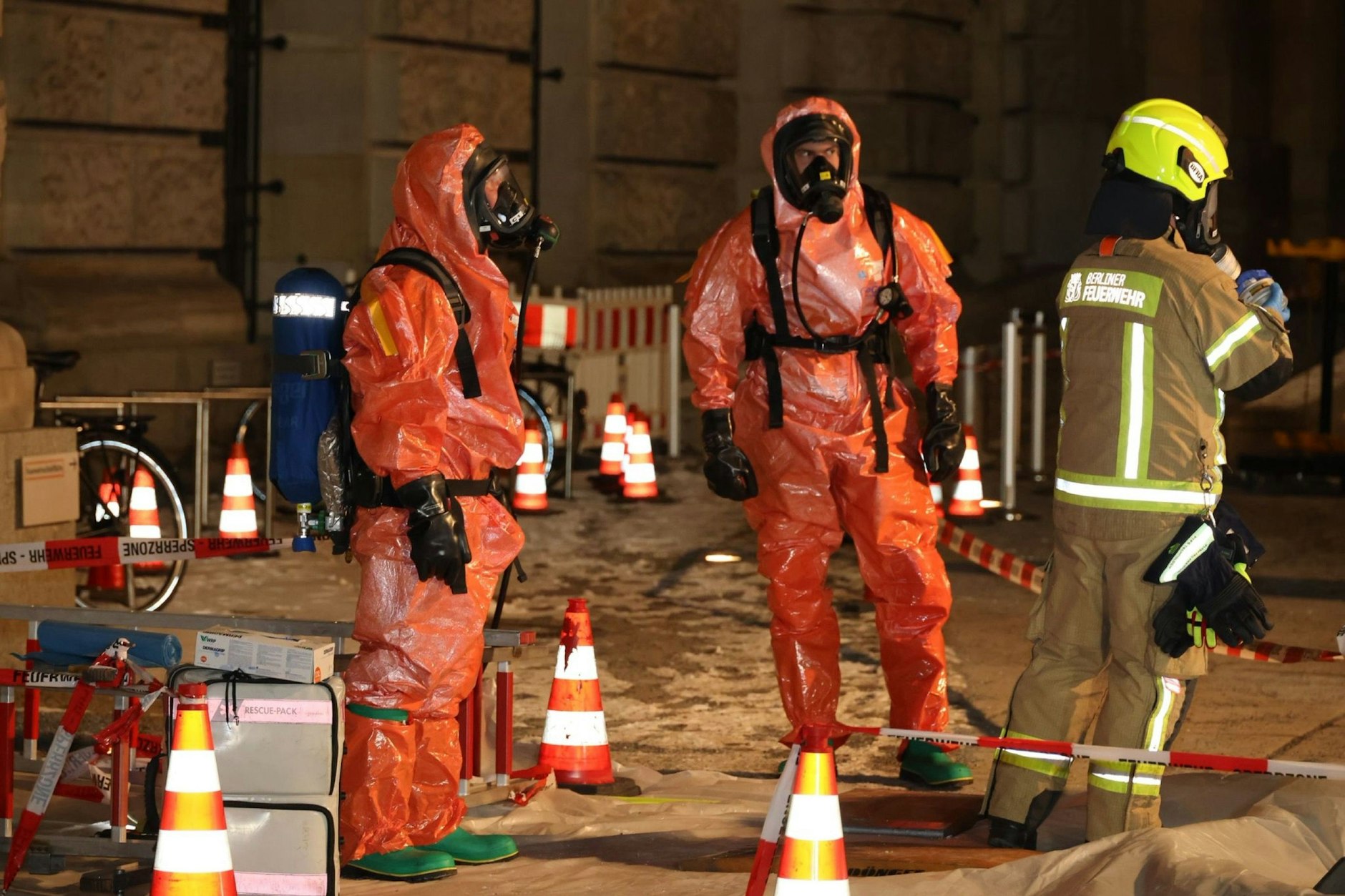 Die Einsatzkräfte der Feuerwehr mussten volle Schutzmontur tragen.