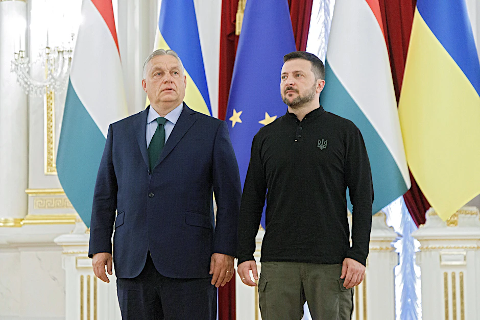 Der ungarische Ministerpräsident Viktor Orbán (l.) und der ukrainische Präsident Wolodymyr Selenskyj (r.) bei einem Treffen im Jahr 2024