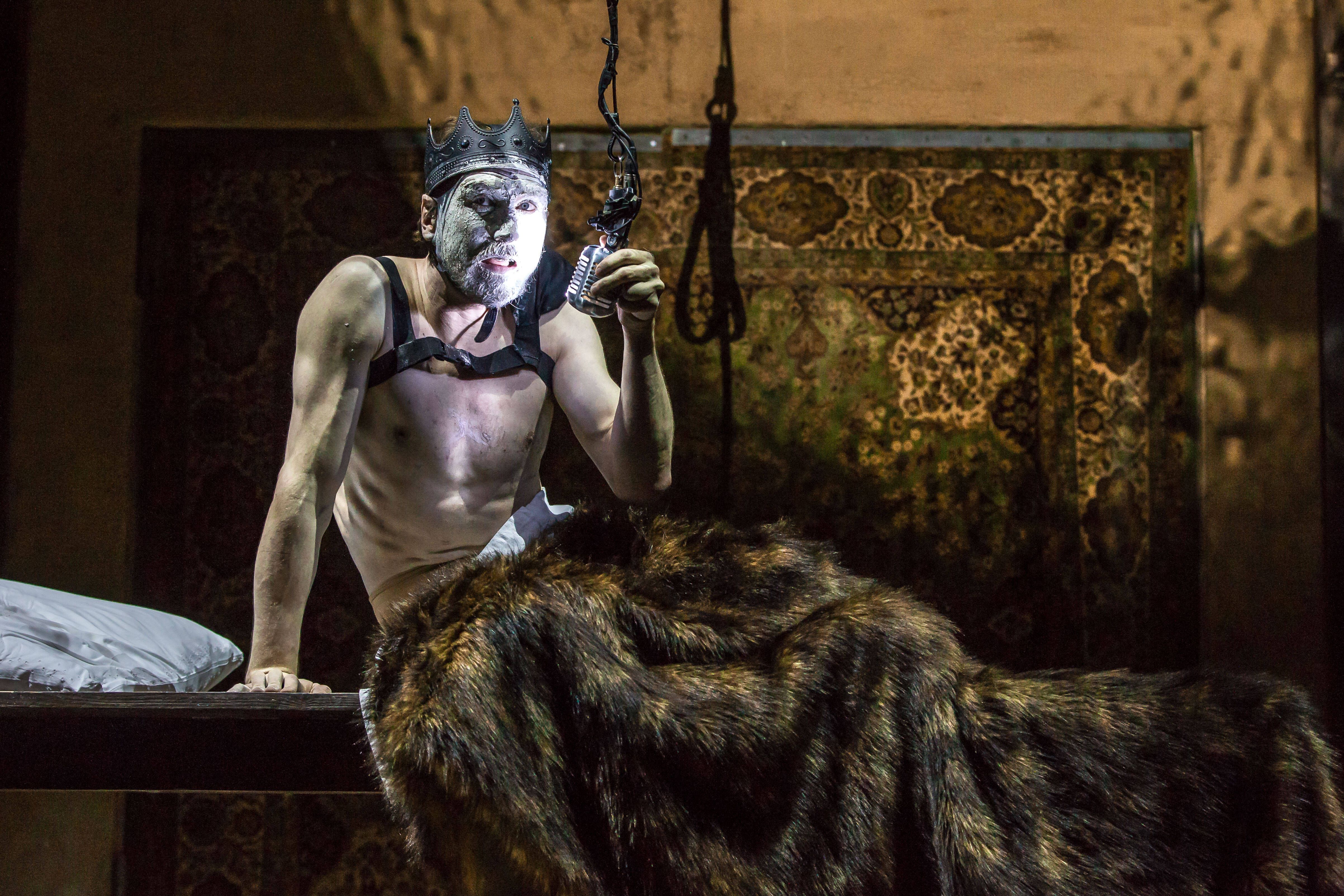 Zuschauerin verletzt: Lars Eidinger bricht schockiert Vorstellung ab